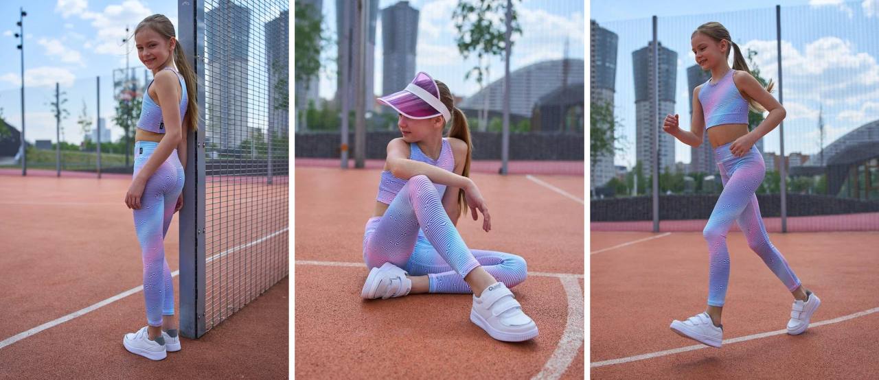 Девочка в спортивной одежде на спортивном поле.